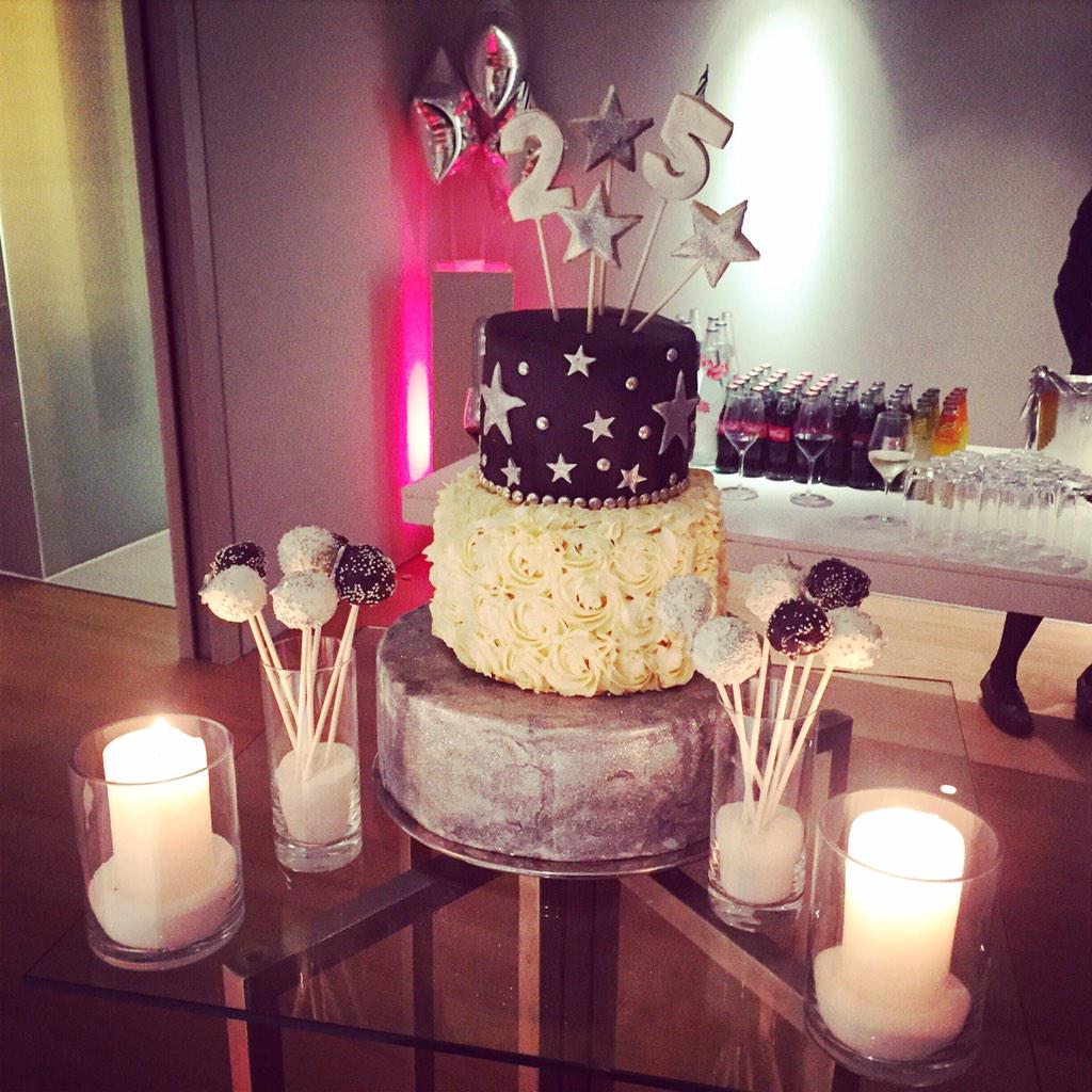 juliavigas's tweet photo. Yesterdays cake🎂 @anna_mp23 @smilingcompany #annebday http://t.co/tV04mfBjcN
