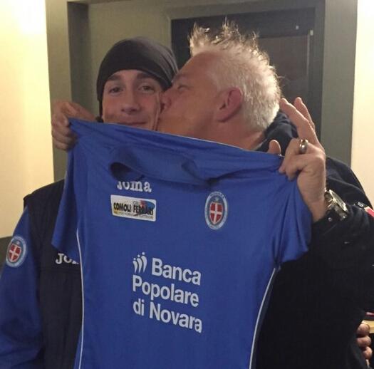 Gufo_Rettilineo's tweet photo. Se vinci il derby e il tuo idolo ti raggiunge a cena per darti la sua maglia è tantaroba! @jacopo9428 @NovaraChannel http://t.co/lhfTXc10ZN