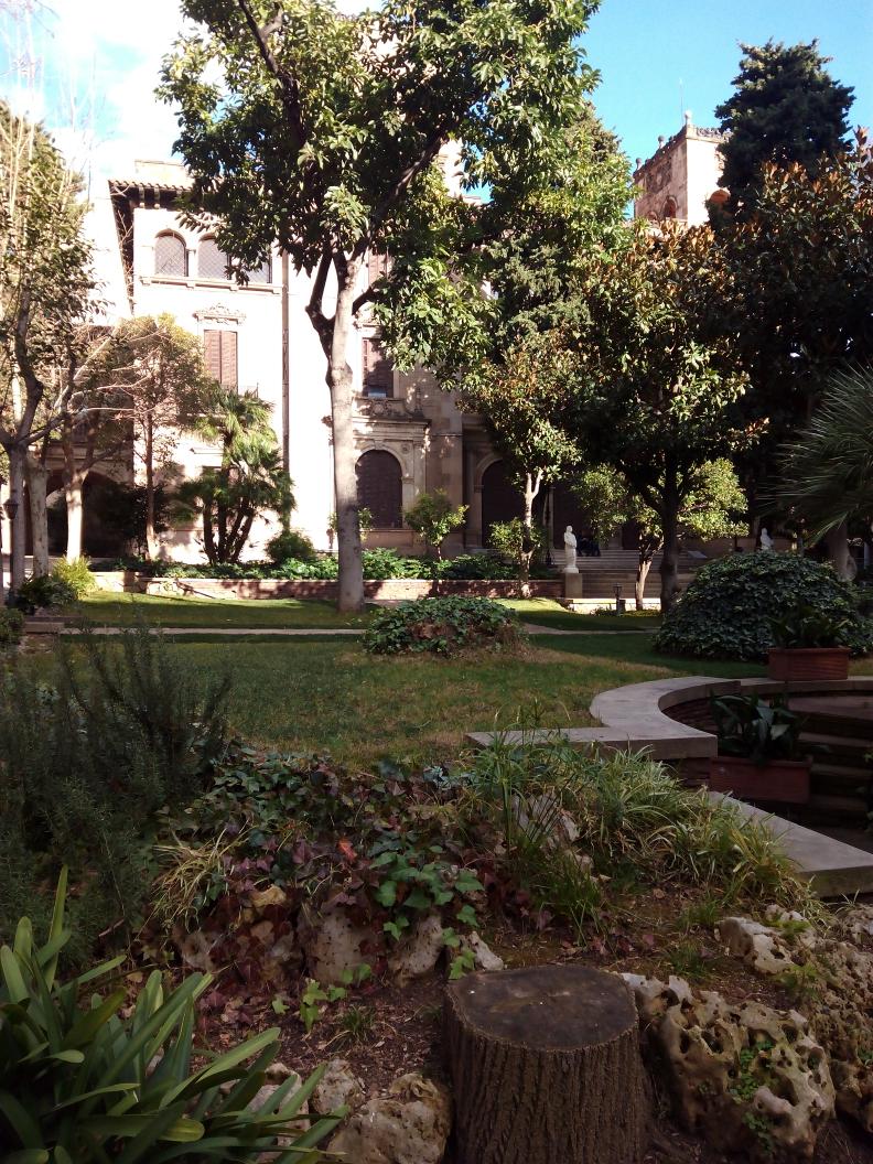 la_txell's tweet photo. Un degoteig constant de gent tafaneja els jardins de Muñoz Ramonet, q obre cada finde 10-17h fins al març... http://t.co/XC0J8x0KoM