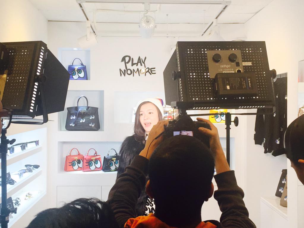 중국 YOUKU의 패션프로그램 亲艾的衣橱에 소개될 #PLAYNOMORE 촬영. 수퍼모델 LI AI 李艾의 진행이 훌륭해서 샤이걸이 예쁘게 잘 소개될 것 같다! ;) #플레이노모어