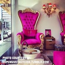 Manfaatkan waktu week end kamu untuk memanjakan diri dan merawat kecantikan. Share us your week end beauty tips!