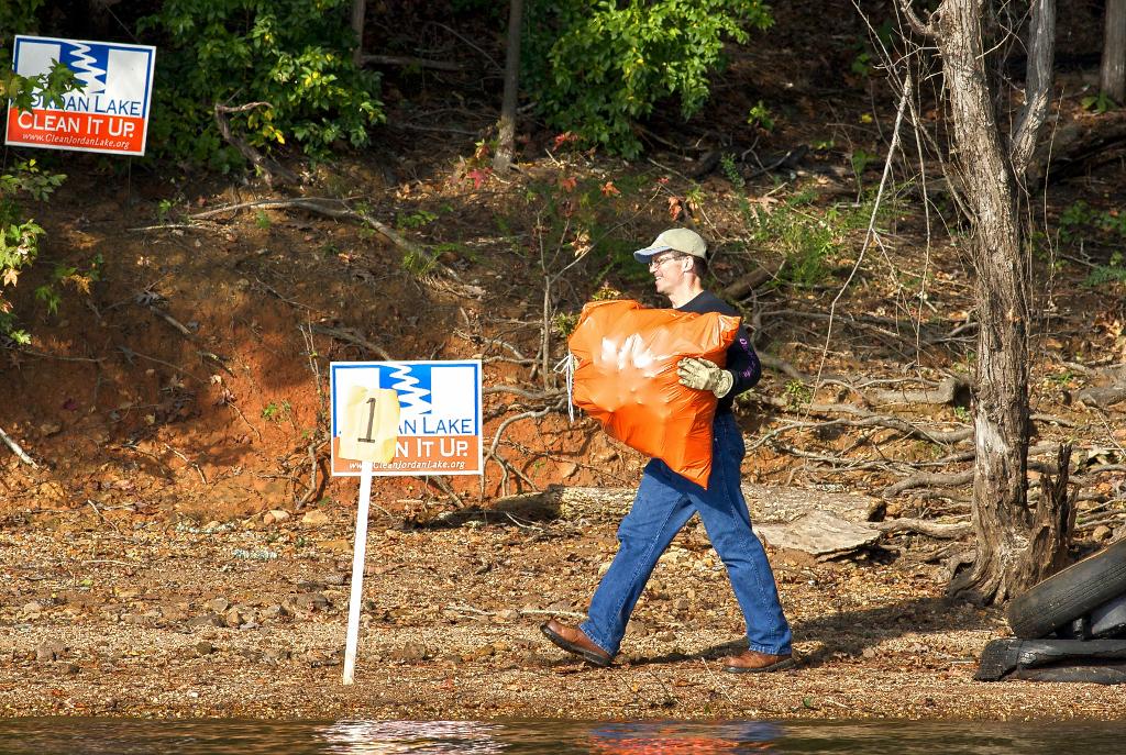CleanJordanLake's tweet image. Annual Spring Cleanup on Mar. 14.  Help us reach 10,000th bag! Details at meetup.com/helpcleanjorda…