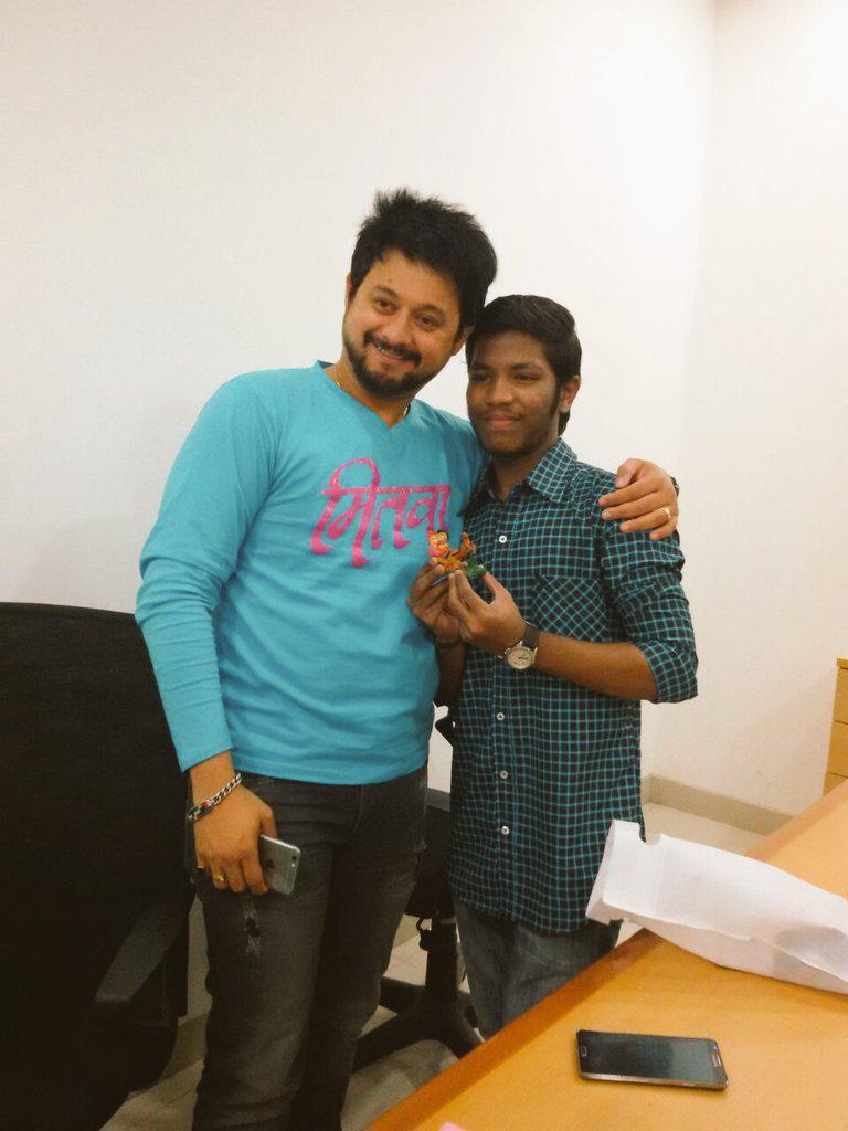 swwapniljoshi's tweet photo. Thank u @sumit_dabholkar for the lovely gift bro. Loved itt. #Mitwaa_craze #MetroJunction Mall #Kalyan http://t.co/7Lb1FjCBbB