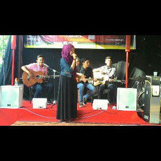SemileOfficial's tweet photo. Penampakan bidadari dan 3 pangeran di gerobak coklat. Wajib liat gan! @ejakustik #foreveracoustic http://t.co/pxf2ucCHZN