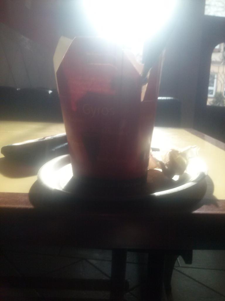 LoosLuzz's tweet image. Hab heute dönerbox gegessen