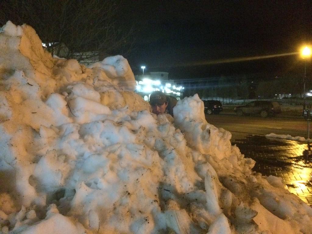 Ynyien's tweet photo. The omnomnomnomnominable snow man stalking the streets! @Spirit_Judges #gnctrspirit #LTUTBOG http://t.co/EM9W6ypJ7u