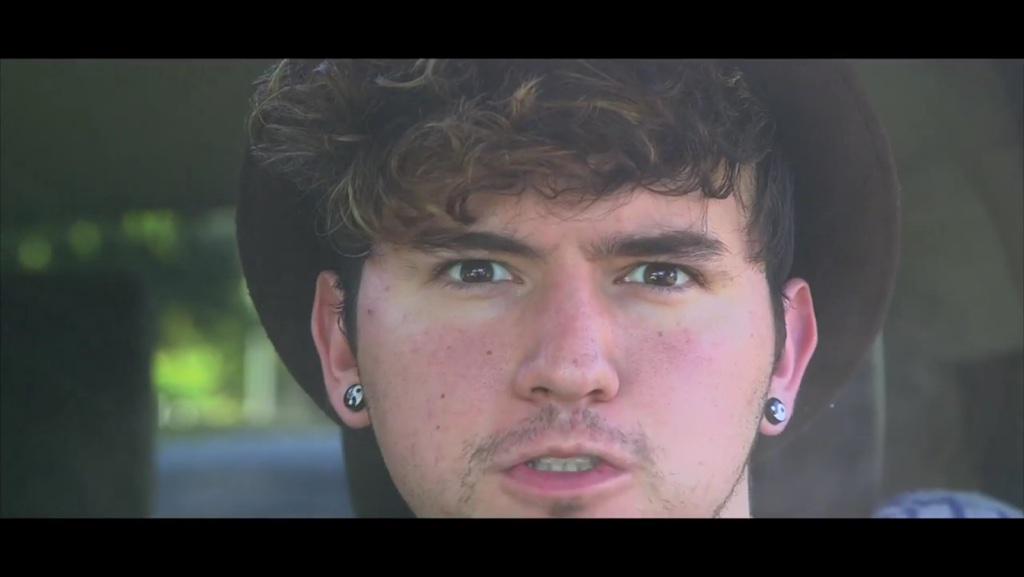 chelsssaye's tweet photo. wen ki and jc look super good in Friday's videoπ³ @KianLawley @jccaylen @KianAndJc #KIANANDJCNEWVIDEO #AwkwardRedLight http://t.co/C5xOnK6NbV