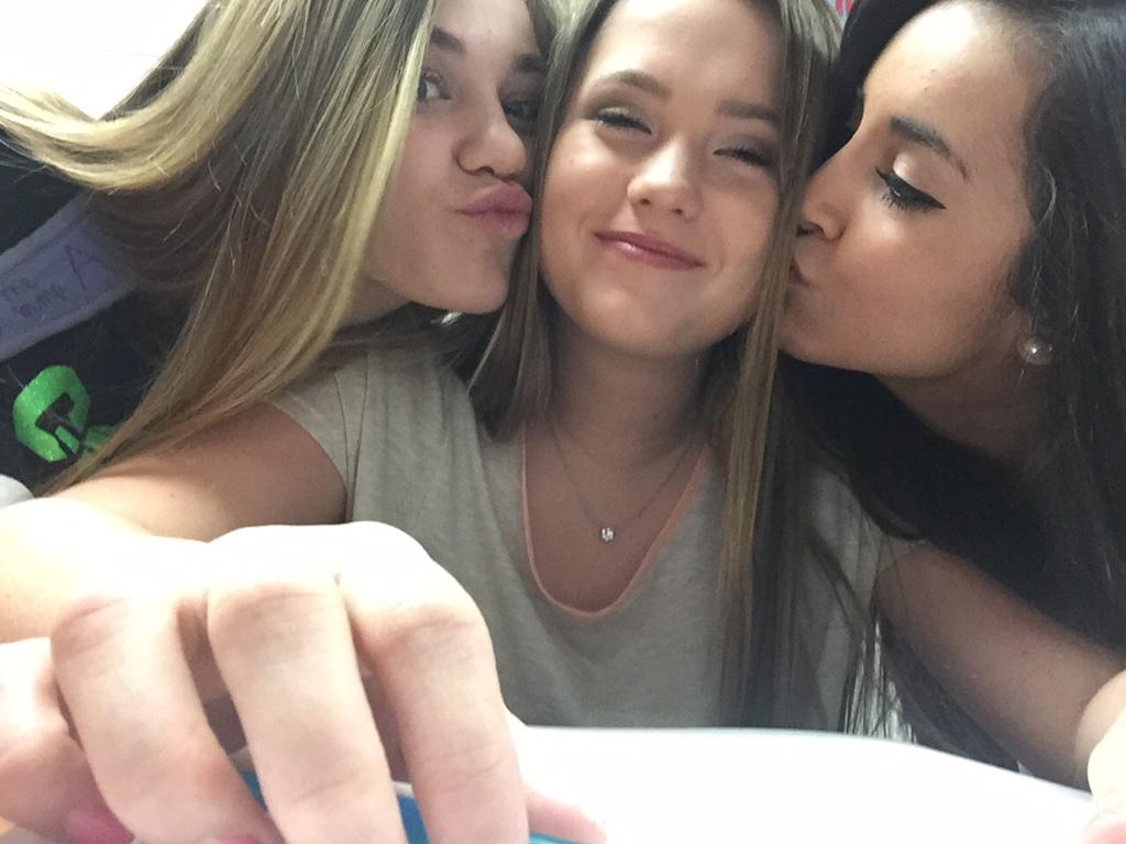 zanaemmarose's tweet image. happy bd @elliescharret 🎉🎉 hope it&apos;s a good one hahah #goodatmath