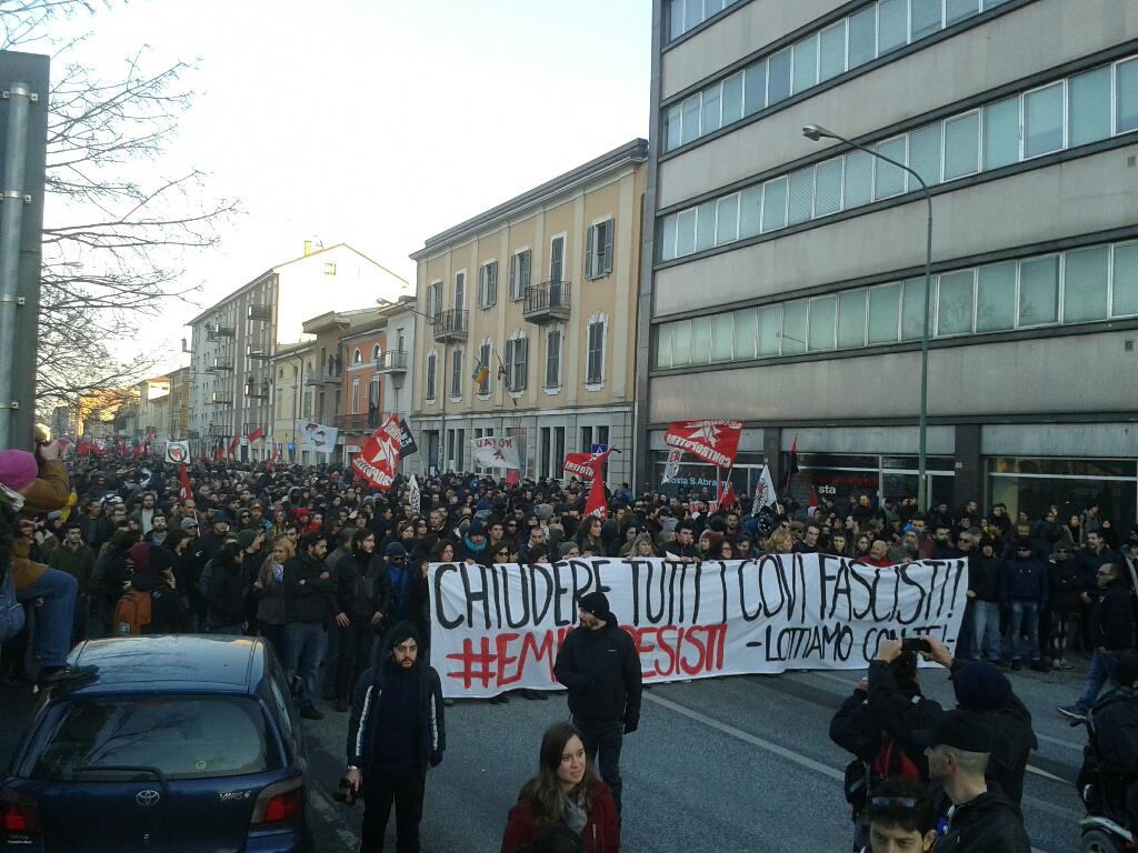 Infoaut's tweet photo. Fiducia nello stato non ne abbiamo l'antifascismo è nostro e non lo deleghiamo #EmilioResisti #antifa #cremona http://t.co/rrE8W2nDIN