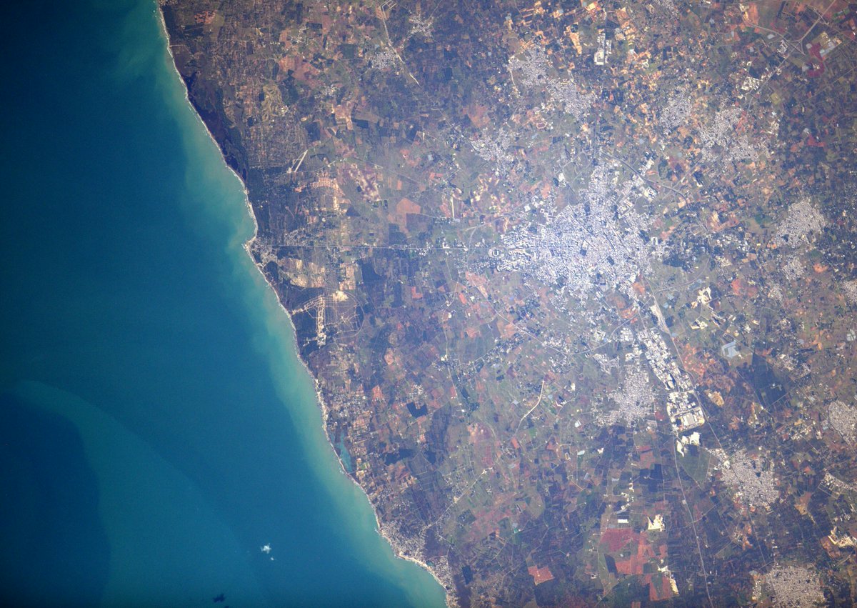 Foto di Lecce fatta dall'astronauta Sam Cristoforetti dal suo account twitter @AstroSamantha