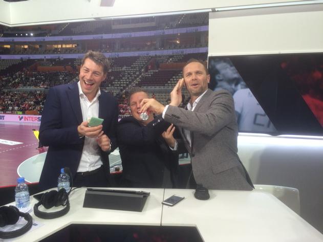 Larsc9's tweet photo. Følg os på TV2-sport før/under/efter kampen - med start 18.40 👍 #vmtv2 Danmark mod Polen! Ses http://t.co/HIX2YdkBDF