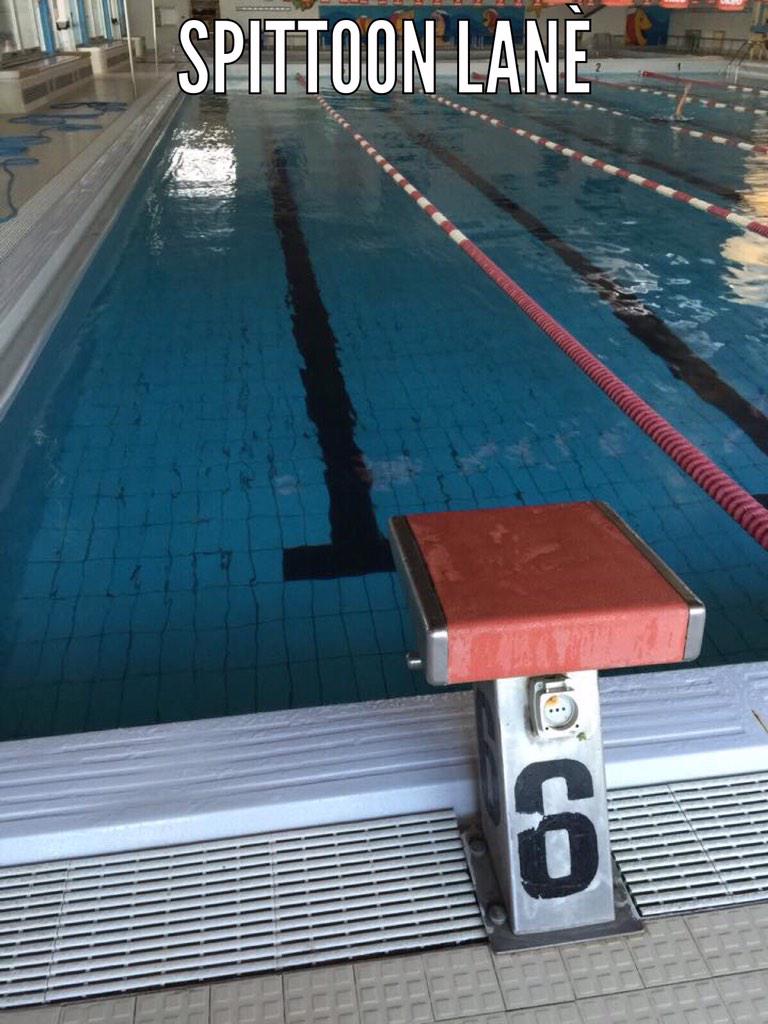 Lateral lane called "sputacchiera" in Italy. RT if you ❤️ #swimming #pool #nuoto #swimswam #swimmerproblems
