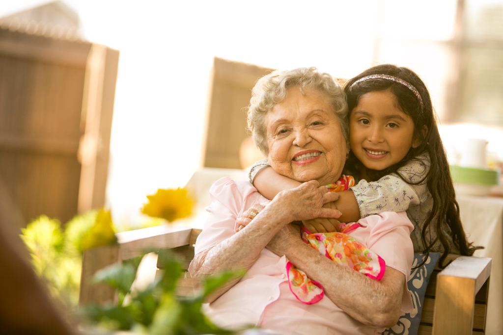 "visiting grandmother". бабушка обнимает внука. бабушка с внуками. бабушка и внук. бабушка с внуками.