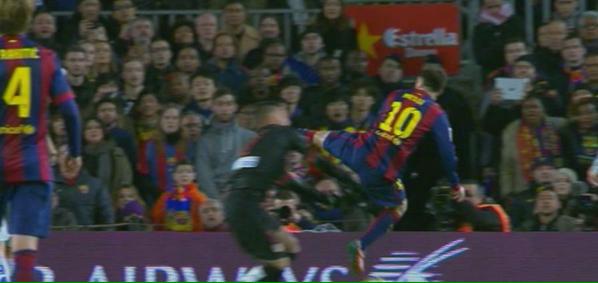 RealMadrid_GO's tweet photo. Tarjeta roja a Cristiano, es un chulo y prepotente. Messi en cambio, es ejemplo de deportividad y juego limpio... http://t.co/5MBdSfBTla