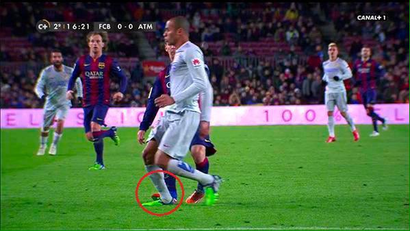 RealMadrid_GO's tweet photo. Tarjeta roja a Cristiano, es un chulo y prepotente. Messi en cambio, es ejemplo de deportividad y juego limpio... http://t.co/5MBdSfBTla