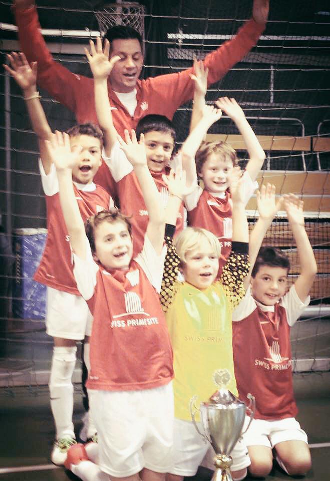 FCS_11_Official's tweet photo. Toller Tag in der CIS Halle Soleure. +/- 350 Tore und viele strahlende Kinderaugen. Die U9 zuoberst auf dem Trepperl! http://t.co/JDfn0isbvO