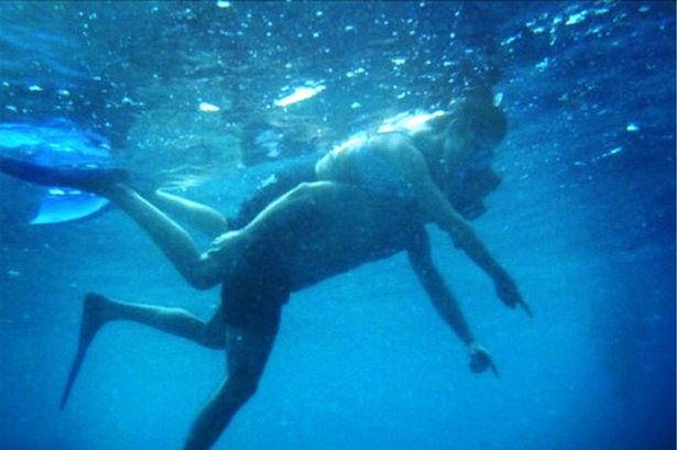 Cheryl Fernandez-Versini shark terror as she flees beast in Caribbean mirr.im/1D3A3lb