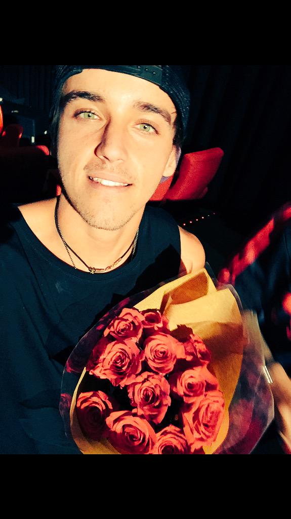 BrooksBeau's tweet image. .@JanoskianForce smiling all the way backstage from our got cake tour in England. Here are some fresh London roses
