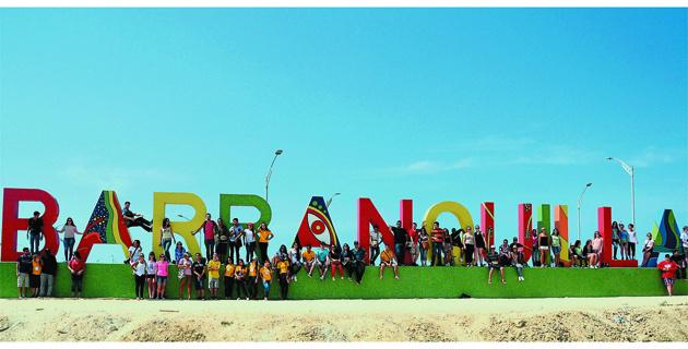 55 estudiantes extranjeros de <a href="/UninorteCO/">Universidad del Norte</a> se toman el Centro bit.ly/1Ef8eKq