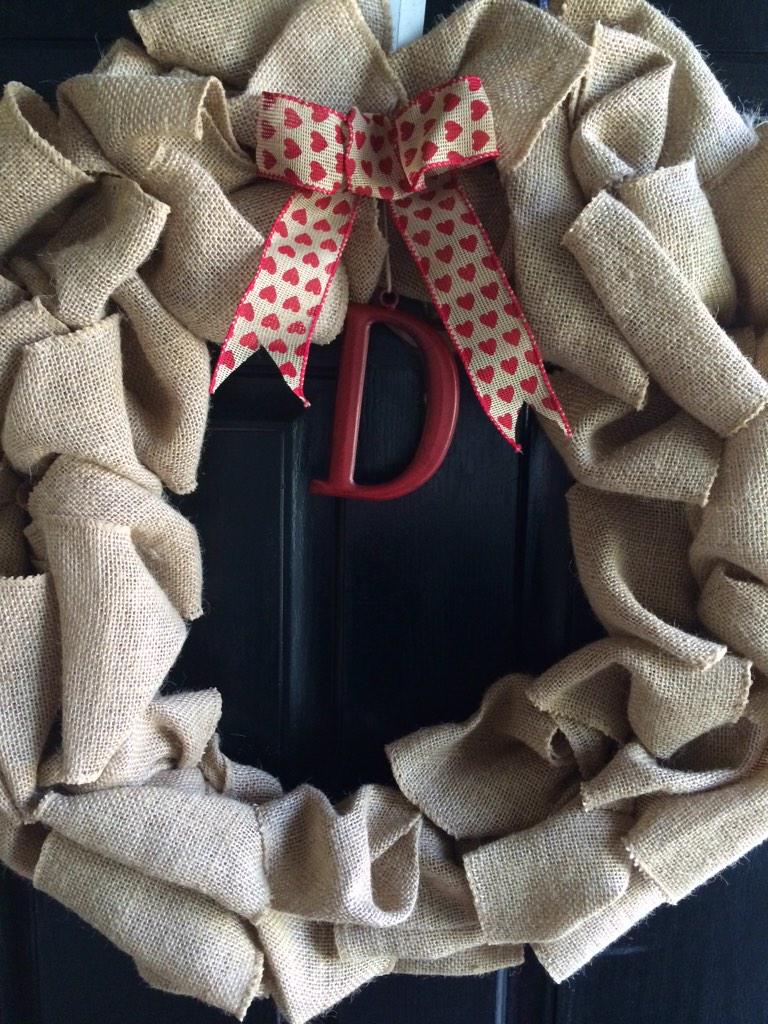 T_Drummo's tweet photo. Switched Mom's bow and letter out for Valentine's Day! #wreathmaking #simpledecorating #valentinesday http://t.co/PE5DKjTI1U