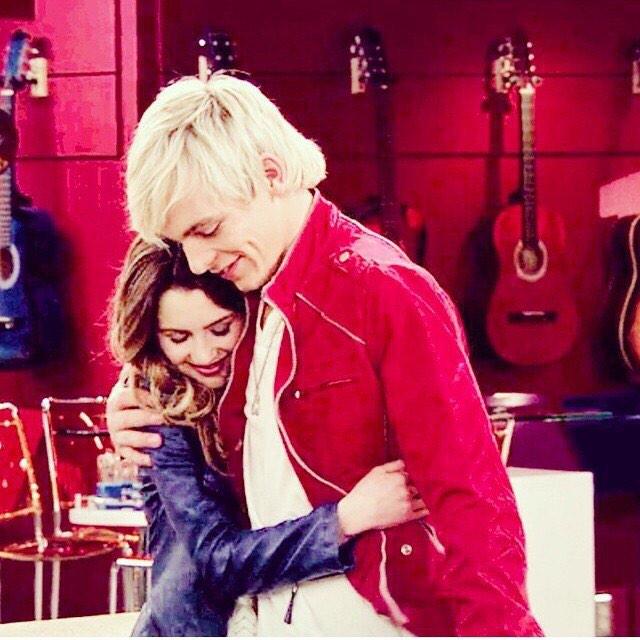 AnnietheNickKid's tweet photo. #TeamAuslly ๐๐๐๐โค๏ธ @lauramarano @rossR5 #TeamRaura http://t.co/GeLFUQyBEw