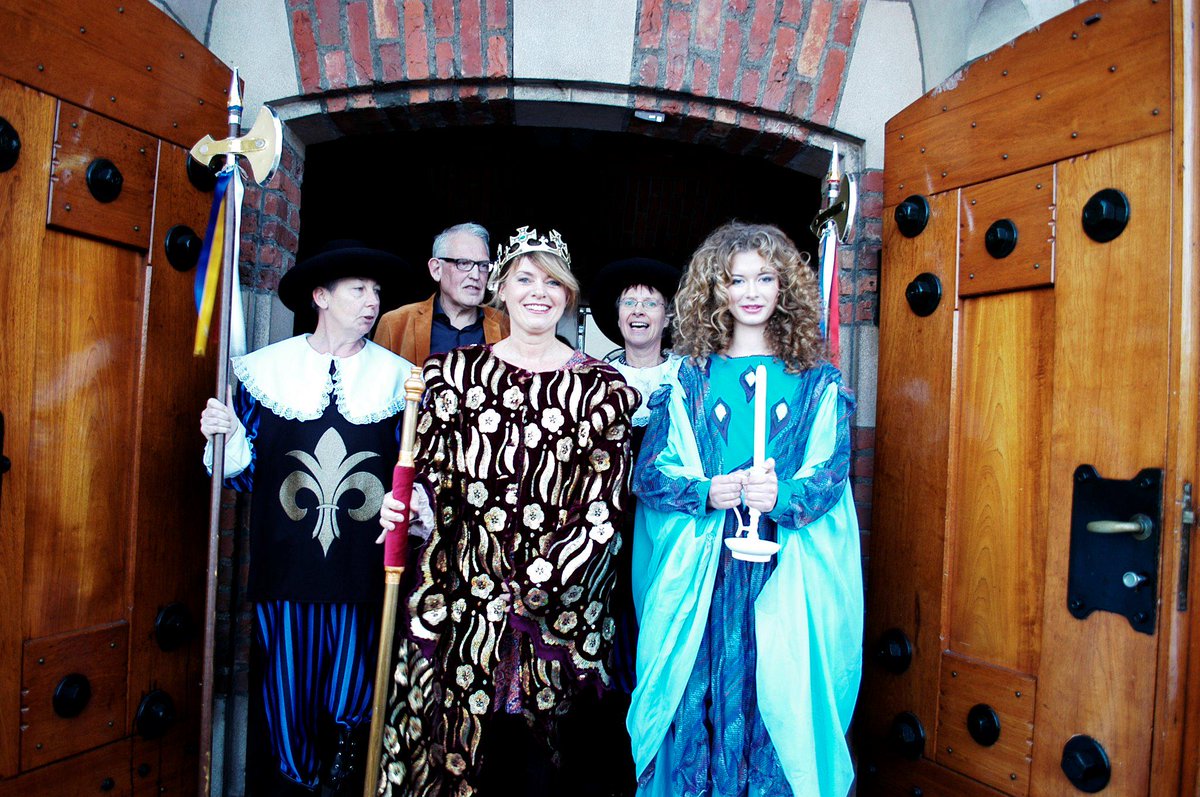 Gedeputeerde @Jannewietske heel even de Koningin van Grou. Dit in het kader van 65 jaar Mearkes St. Piter sprookje.