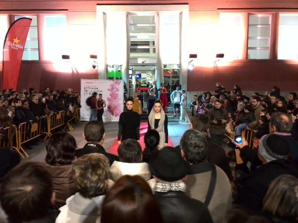 Gi_Hostaleria's tweet photo. “@girona_cat: desfilada de models a plaça del Lleó amb @agimod_ i la Setmana de la Moda Gironina #girona102015 http://t.co/rbIxp7Puvl”