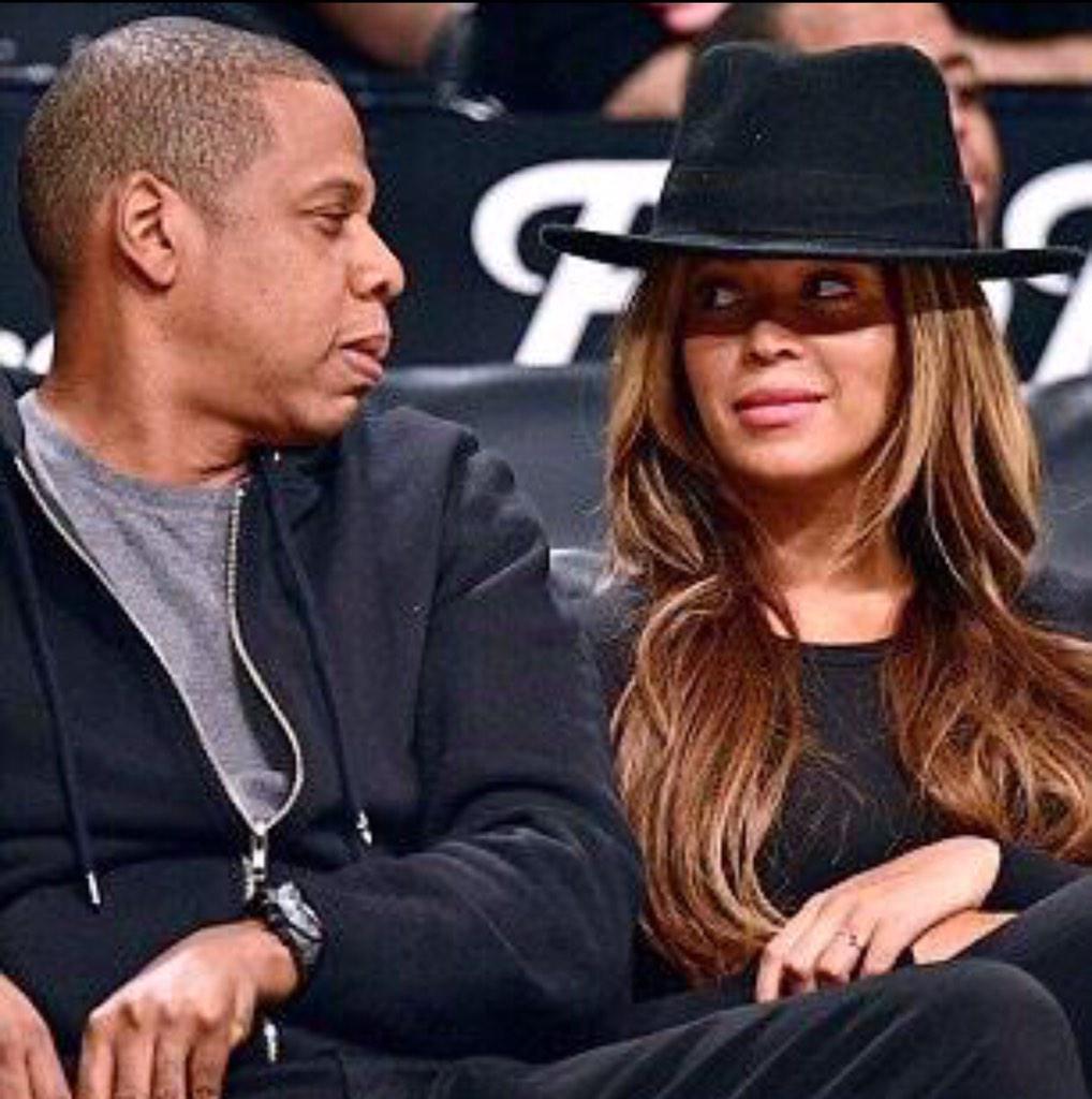 KRULLENNBOLL's tweet photo. “@GULLYKING82: When she sneak a peek at who you texting http://t.co/XzwiqwL3go”