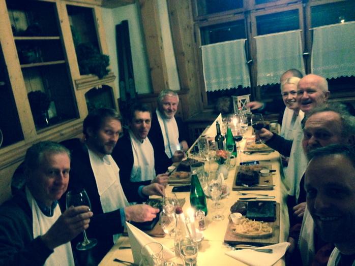 ulfhell's tweet image. Hestebiff i Ochsen! Høydepunkt for norsk presse i Davos, iført forkle for anledningen. Men akk så dyrt. @Aftenposten