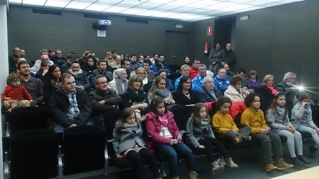 LopezAcera's tweet photo. El Cine-Teatro Juventud de Hervás lleno para homenajear a López Acera. http://t.co/EkOkUifPBj