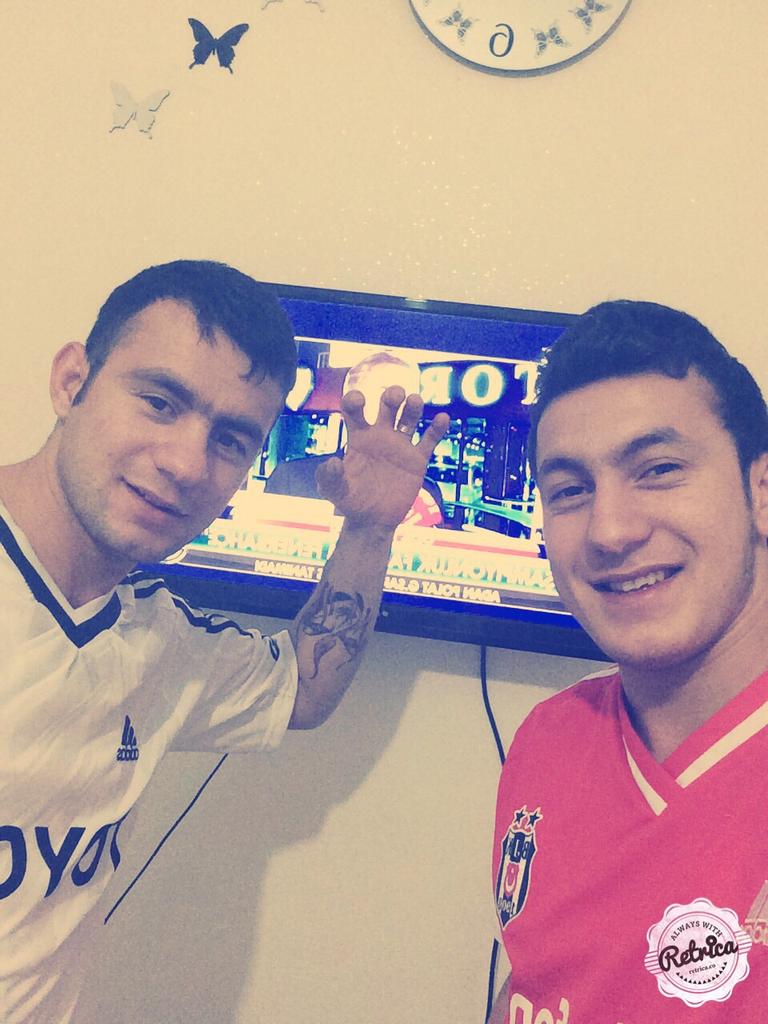 DirekErcan's tweet photo. #HerCumartesiBeyazFutbol  bizde inat yaptik ertem abe http://t.co/76oa9UmzGf