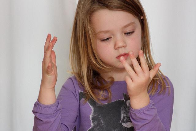 Можно считать на пальцах. Ребенок считает на пальцах. Учимся считать пальцы для детей. Девочка считает. Девочка считает на пальцах.