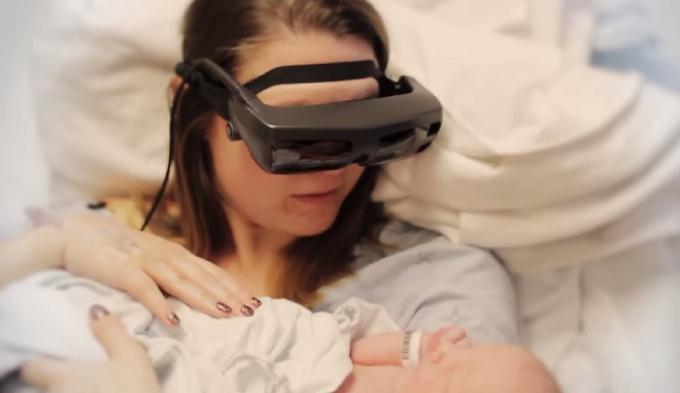 digitharlis's tweet image. Enter #Visor! #STtech @GlobalGrind: New #tech allows blind mother to see her newborn baby bit.ly/15FnK3U