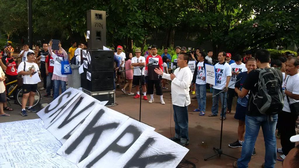KPK_RI's tweet photo. Semangat pagi! Yg sudah merapat ke car frer day mana suaranya?!Mas @dennyindrayana sdh beraksi #SaveKPK http://t.co/ebVqAQ4HHU