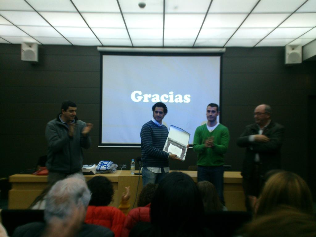 El Ayuntamiento de Hervás hace entrega de una placa conmemorativa a Fernando.