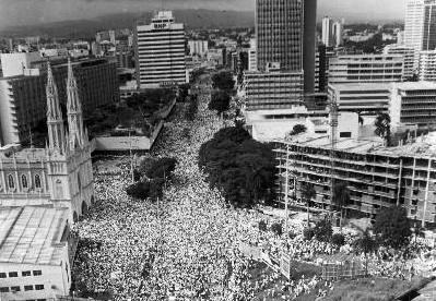 AlvaroAlvaradoC's tweet photo. En 1989 la gente se atrevió a pedir Justicia.  25 años después no podemos quedarnos atrás. Este jueves 29 nos vemos. http://t.co/VgZN5IHAWa