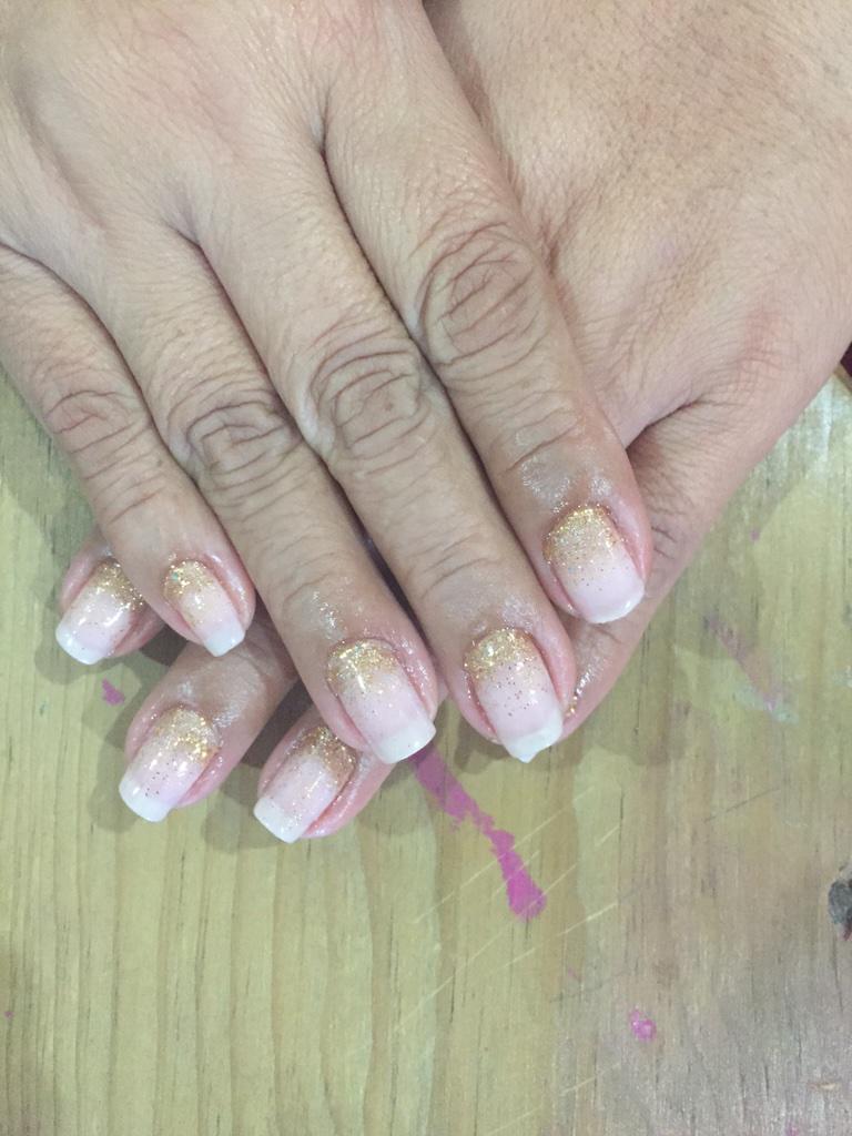 UGelish's tweet photo. Uñas de hoy : diseño dorado http://t.co/tYwCOi2G6Z