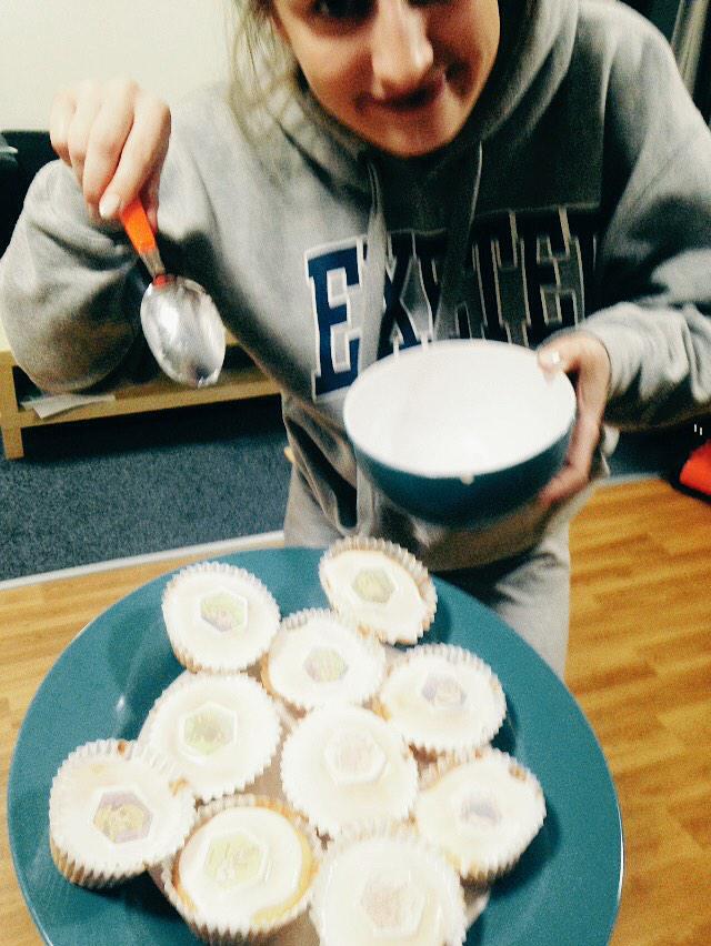 is_ha_ro's tweet photo. this morning my flatmate woke me up with a cuppa and tonight we've baked the flat cakes #topflat http://t.co/xdQizO0iu4