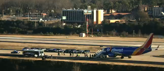 airlivenet's tweet photo. UPDATE Bomb threat Atlanta: We have live coverage of Southwest #WN2492: http://t.co/hURQXAKm7j http://t.co/sBXAopPnkP