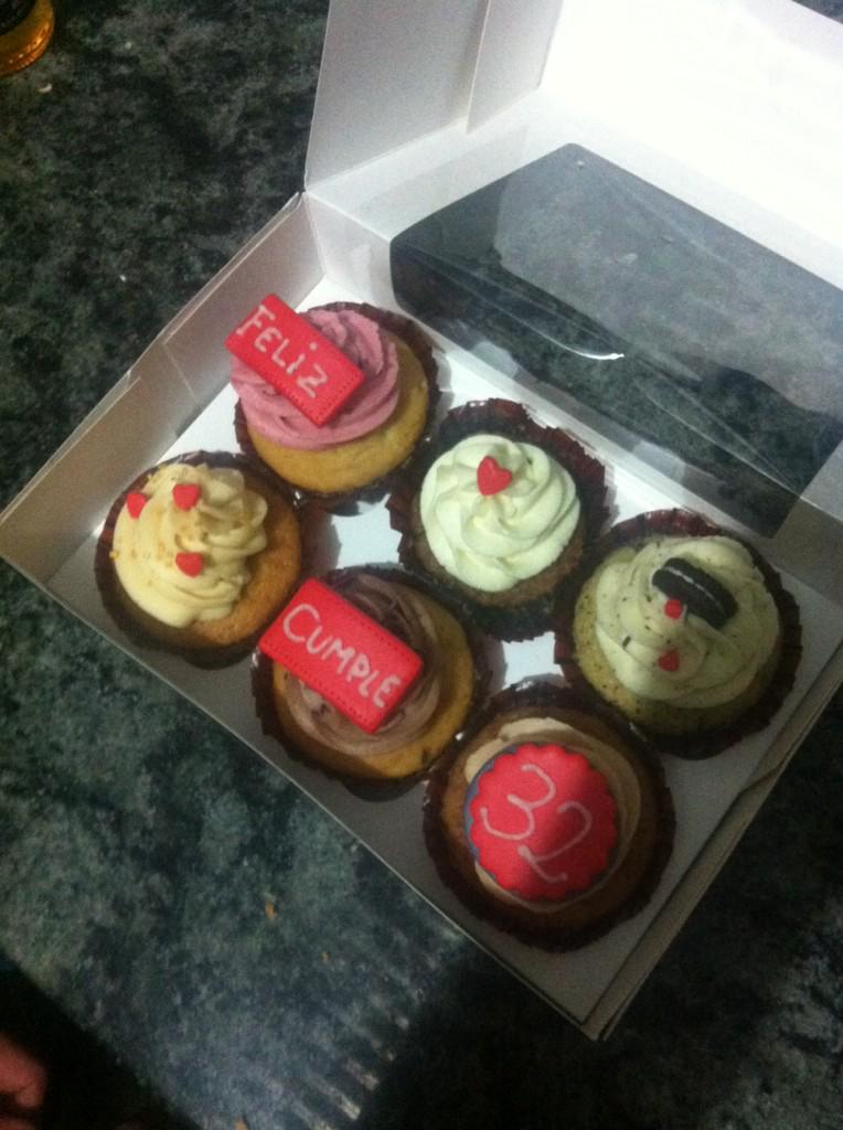 rayferre's tweet photo. Feliz cumpleaños @DjuanCarlos83 #32 #cupcakes #lecoq #Crack @CrmenM @irenefernanro #fina #juan http://t.co/uwiiNYgjXB
