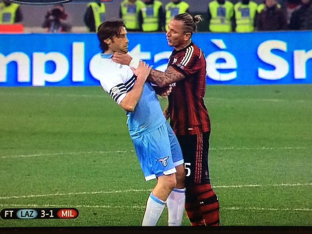 sempreINTER_id's tweet photo. Kalah, dikartu merah, eh dia nyekek orang pula. Merda! http://t.co/DyR9SXSXtd