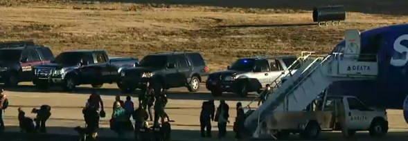 airlivenet's tweet photo. UPDATE Bomb threat Atlanta: Some passengers still disembarking from Southwest #WN2492. Live: http://t.co/hURQXAKm7j http://t.co/aZTQYnCzHV
