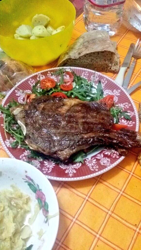 AntonioMeroles1's tweet photo. Mi tratto bene stasera #alla#facciadella#dieta#gamba#piena http://t.co/XX8ECoY2PS