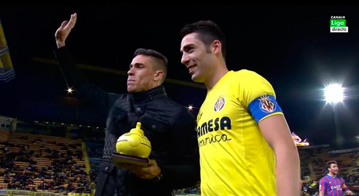 MPlusDeportes's tweet photo. El Madrigal rindió un merecido homenaje a un emocionado Gabriel Paulista, que se marchará al Arsenal. http://t.co/2321PknuCk