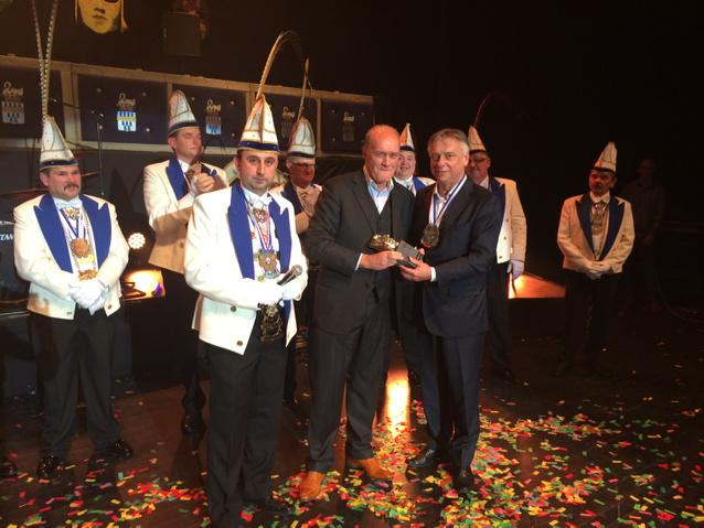 OeiJacques's tweet photo. Nationale Humor-Ambiance Award, uit handen van @PatrickDewael in #ccDeVelinx carnavalszitting Alaaf! http://t.co/mOHFQZ27qW