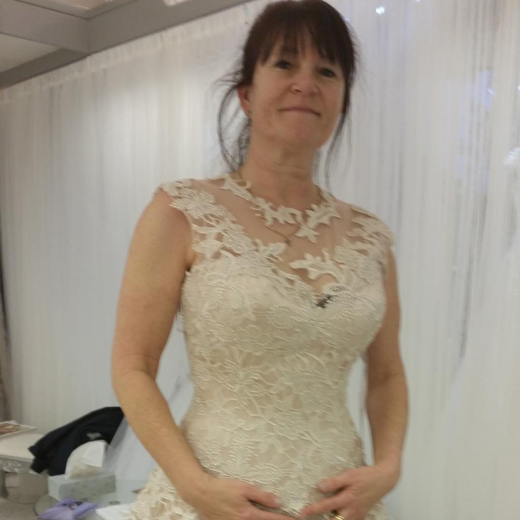 Bluebels's tweet image. Maureens # cranleigh wedding shop. Beautiful 💞