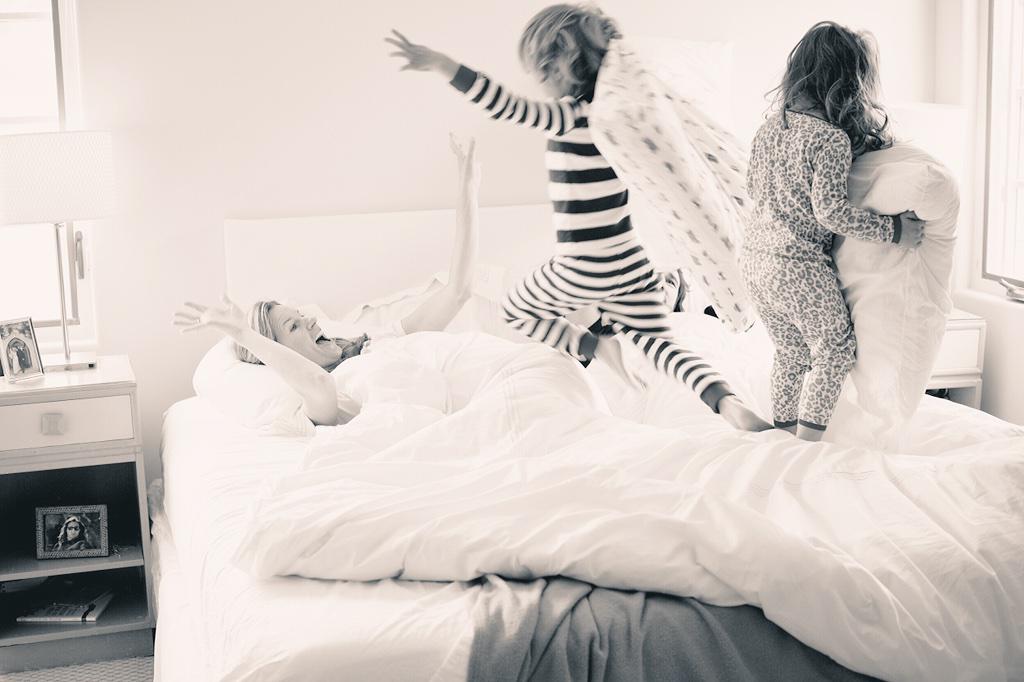 coffeespancakes's tweet photo. @CaskettBaby what a perfect way to wake up mom &amp; dad! #pillowar @Mrs_KCastle @Mr_RCastle http://t.co/PXgi8eg6bI