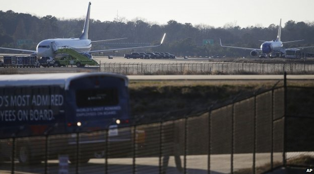 airlivenet's tweet photo. UPDATE PHOTO (@AP) of Delta #DL1156 and Southwest #WN2492 in south of Atlanta Airport. Live: http://t.co/hURQXAKm7j http://t.co/53sAg6sJNK