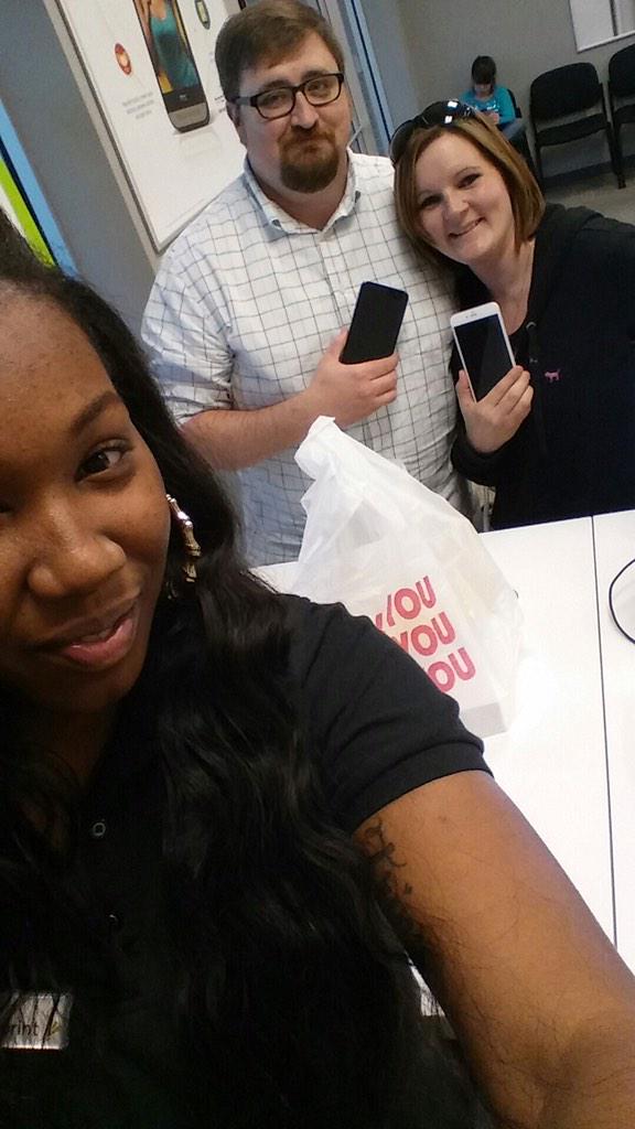 FivestarOakleaf's tweet photo. 2 New Activations From At&amp;t!!  @chrisldouglas @thenny11 @kgbond0007 #SprintSE @afromhart @fivestarcellular http://t.co/wlVR9zf6dC