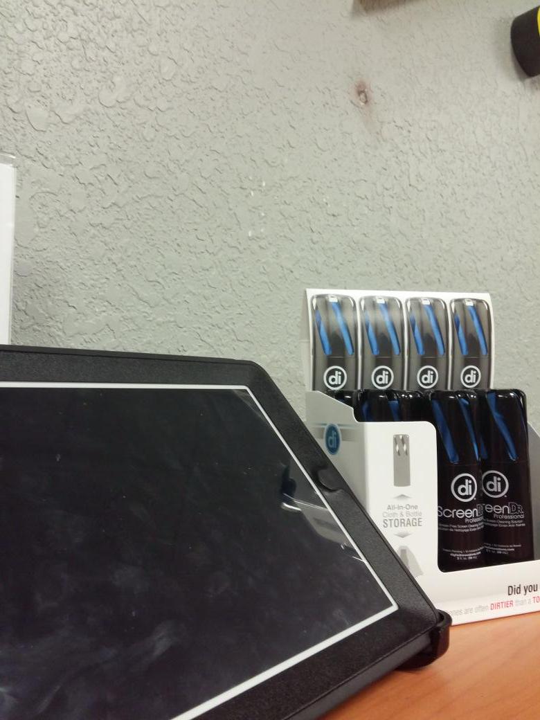 6Gun5star's tweet photo. Nasty fingerprints not a problems come into sprint where you clean almost everything with this @thenny11 @kgbond0007 http://t.co/0S5j2sLKTb